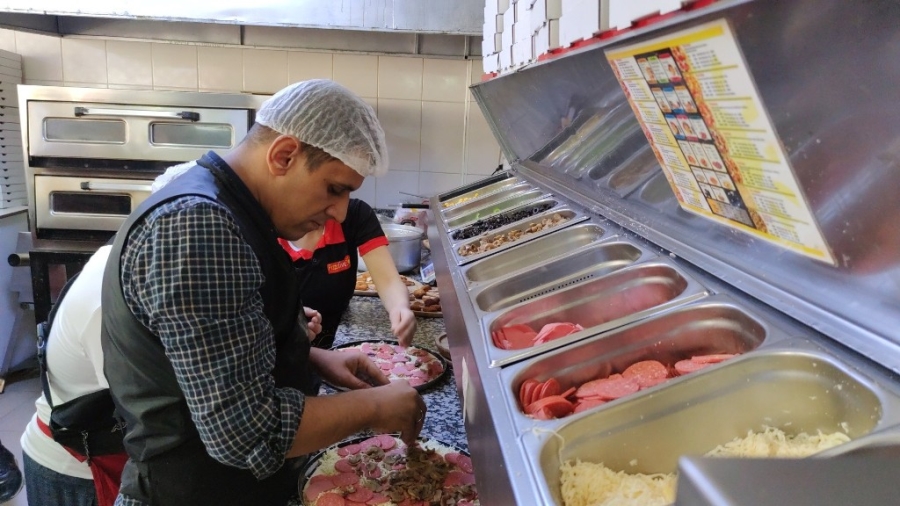 Özel gereksinimli bireyler önlüğü taktı mutfağa girdi, halay eşliğinde hem pişirdi hem de yedi