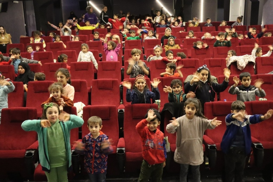 Çocuklar dijital sinemada Doru çizgi filmini izledi  