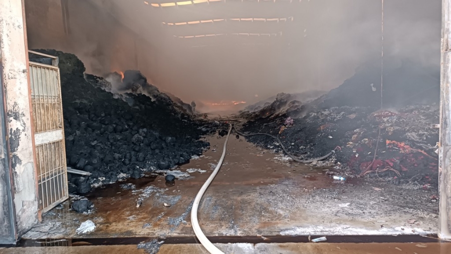 Tekstil fabrikasında çıkan yangın gıda deposuna sıçradı  