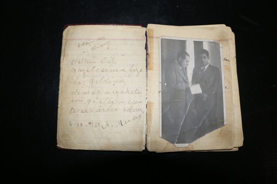 Diyarbakır'da bulunan bu defterde Adnan Menderes'ten Bayar'a, Demirel'den birçok devlet adamının el yazmalı notu var