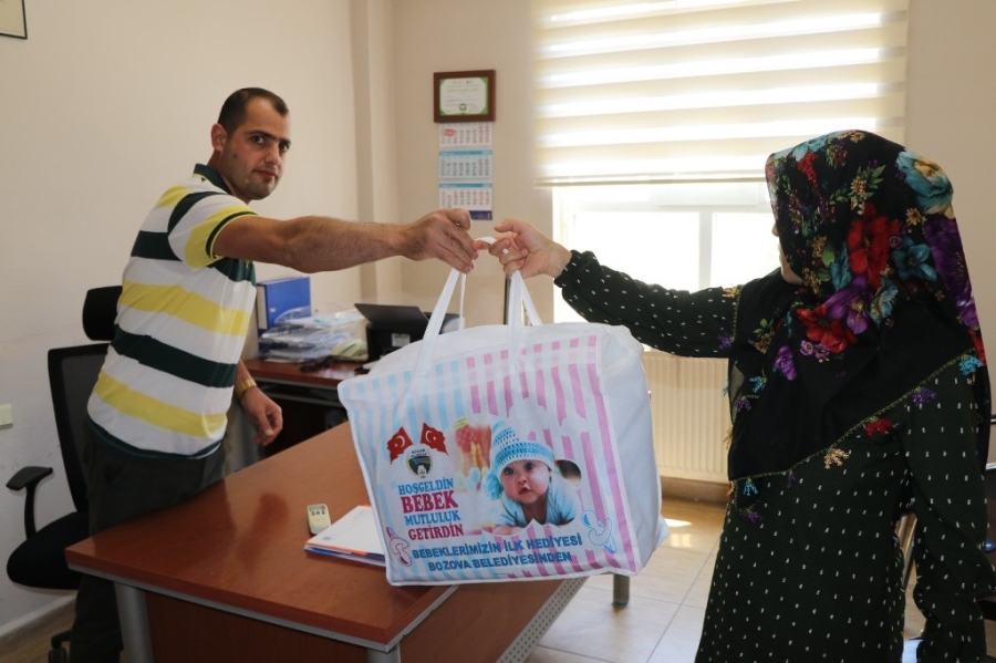 Bozova Belediyesinden yeni doğan bebeklere “Hoş geldin bebek seti”  