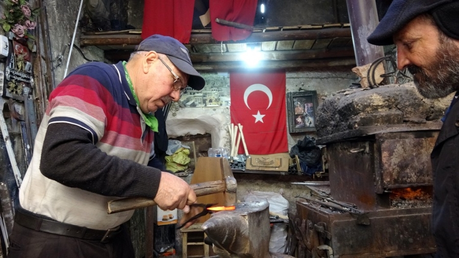 Mardinli demir ustası 8 kez ameliyat oldu, yarım asırdır tutkuyla yaptığı işine engel olmadı  