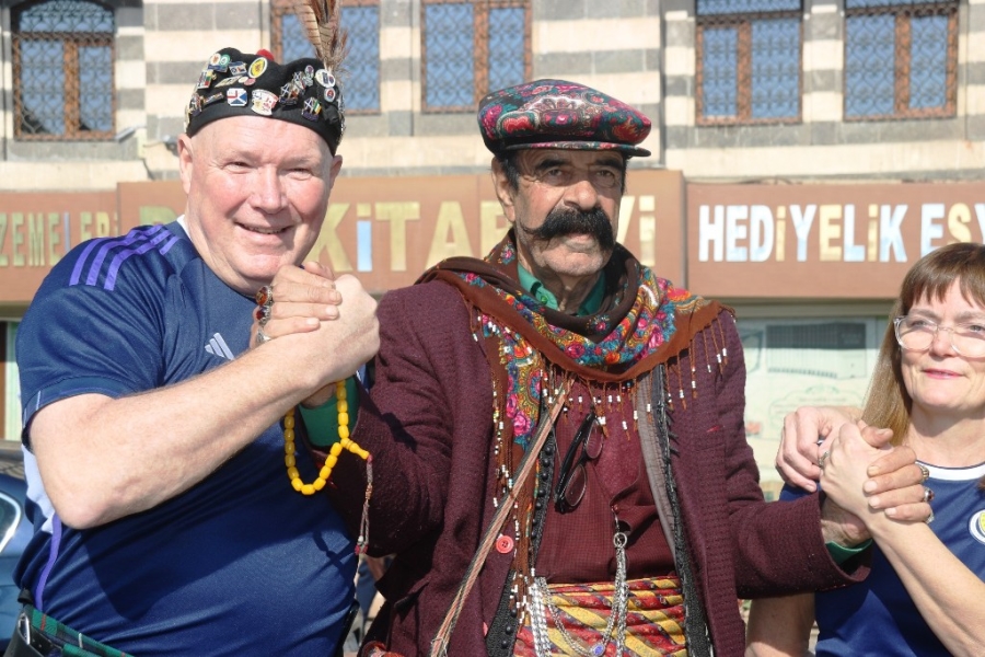 Diyarbakır’da İskoçlar kilt, yerli halk giydiği şalvarla bir araya geldi  