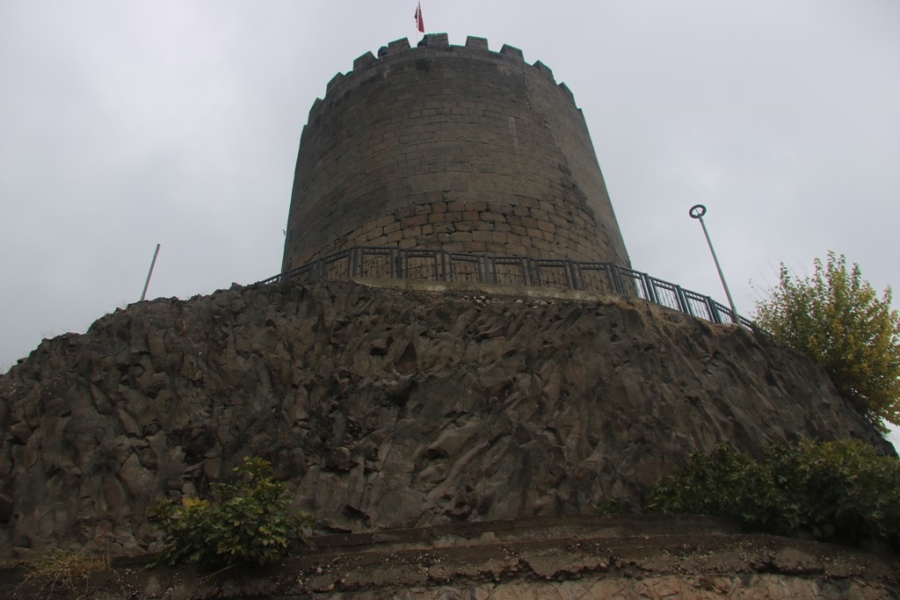  Diyarbakır surları kayalık zemin üzerine inşa edilmiş 