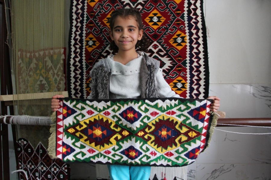 10 yaşındaki Ecrin ilmek ilmek kilim dokuyor  