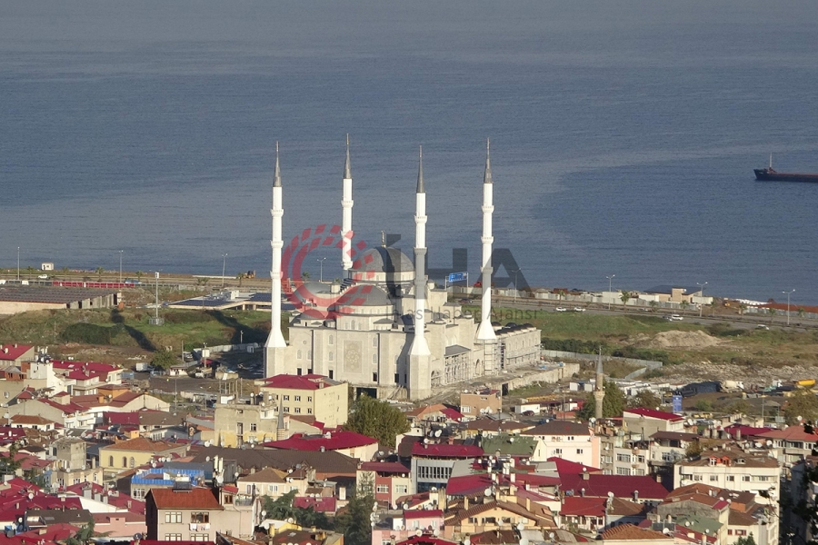 Tamamlandığında Doğu Karadeniz'in en büyük cami ve külliyesi olacak