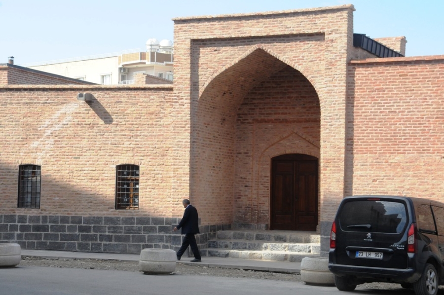 Cizre Kırmızı Medrese’deki çatı kaldırıldı, ihtişamı ortaya çıktı  
