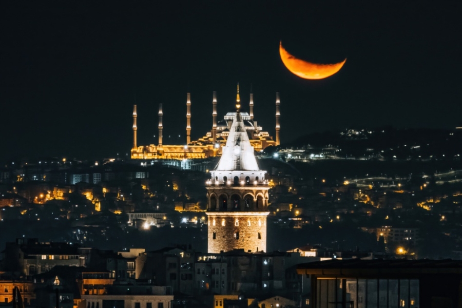 Çamlıca Cami, Galata Kulesi ve hilal aynı karede buluştu: Ortaya güzel görüntüler çıktı