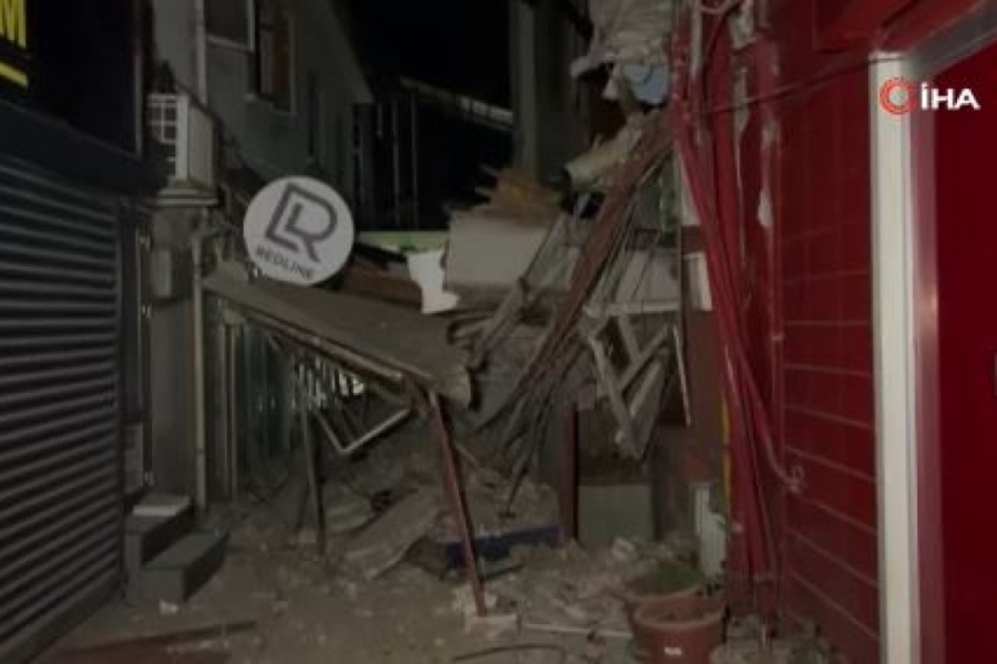 Düzce'de depremin ardından bir iş yeri yıkıldı
