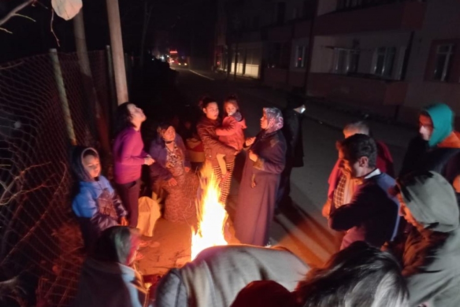 Deprem sonrasında vatandaşlar sokağa çıktı, ısınmak için ateş yaktı