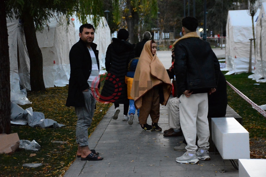 Depremzedeler güne çadırda uyandı