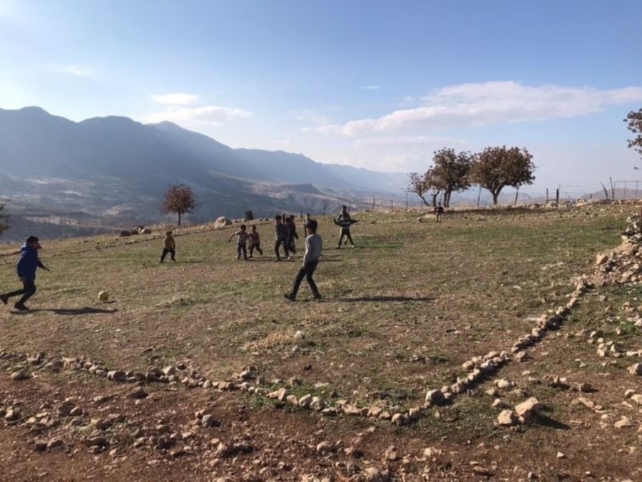 Eruh’ta park ve halı sahası olmayan çocuklar, valiye seslendi  