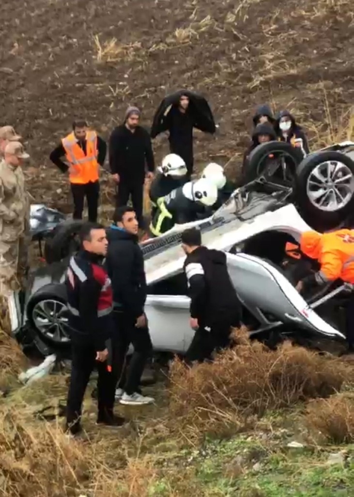 Batman’da otomobil kayganlaşan yolda şarampole yuvarlandı: 5 yaralı  