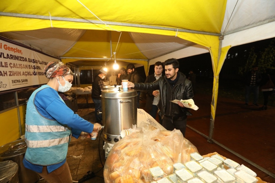Üniversite öğrencilerine sınav döneminde yemek ikramı  