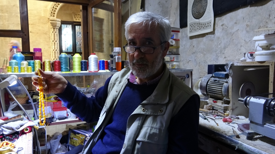 500 yıllık dükkanda işini sabırla yapıyor 