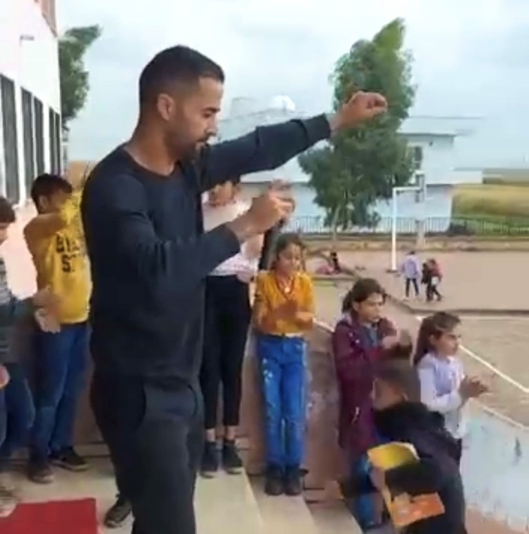 Öğrencilerin isteğini geri çevirmeyen okul müdürü sahneye çıkıp şarkı söyledi, görüntüler sosyal medyada büyük beğeni topladı  
