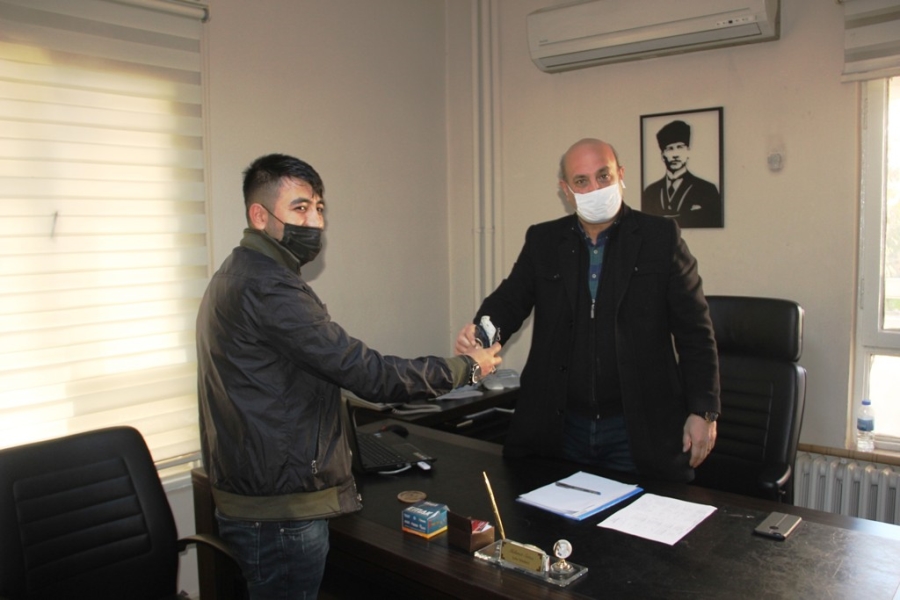 Otobüste bulduğu parayı yetkililere ulaştırdı