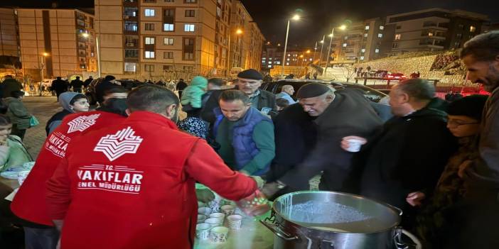 Şırnak Ulu Camii’nde Kadir Gecesi’nde Salep İkramı