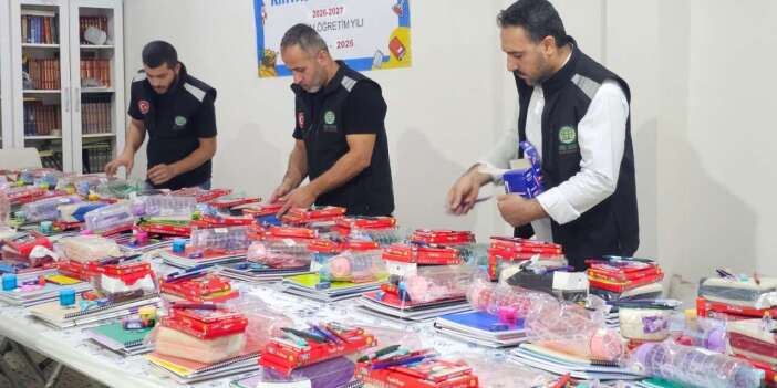 Yetimler Vakfı Cizre’de ihtiyaç sahibi öğrencilere kırtasiye yardımında bulundu