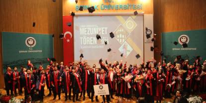Şırnak Üniversitesinde Konser havasında mezuniyet coşkusu: Kepler Havada uçuştu