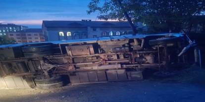 Karadeniz Ereğli'de midibüs park halindeki cipe çarptı: 2 yaralı