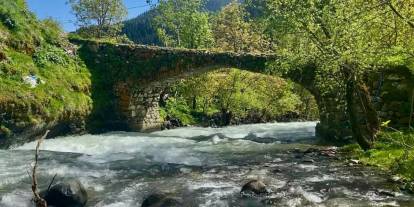 Orta Çağ’dan kalma taş köprü görenleri kendine hayran bırakıyor