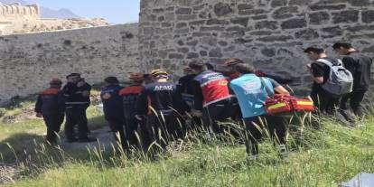 UMKE Ekipleri, Van Kalesi Eteklerinde Mahsur Kalan Şahsı Kurtardı
