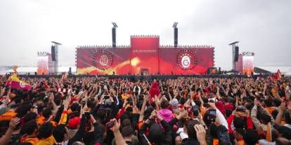 Galatasaray, 500 Bin kişinin önünde Şampiyonluk kupasını aldı