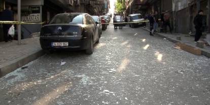 Güngören’de bir iş yerinde lazer kesim makinası patladı, 4 işyeri ve 2 araç hasar gördü