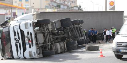 Cizre'de kazaların eksik olmadığı kavşakta bir Tır daha devrildi