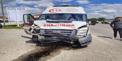Ambulans ile Cip Çarpıştı: 4 Yaralı