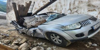 Rize’de seyir halindeki kamyonetin üzerine kaya düştü: 1 ölü, 2 yaralı
