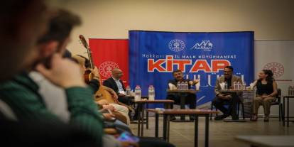 Hakkari'de Vali Çelik'ten Gençlere Kitapla Köprü: "Palto"dan "Medeniyet Destanı"na Uzanan Sohbet