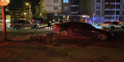 Ara sokaktan çıkan araç seyir halindeki otomobille çarpıştı: 4 yaralı