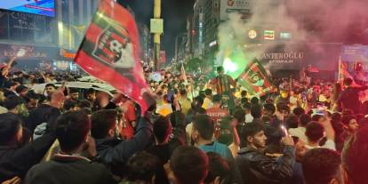 Van Spor'un 1.lige yükselmesi sokakları panayır alanına çevirdi: Şampiyonluk Coşkusu geç saatlere kadar sürdü