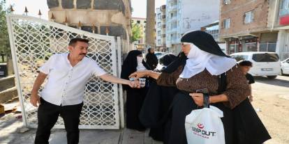 Cizre’de Kabir Ziyaretçilerine Limonata ve Su