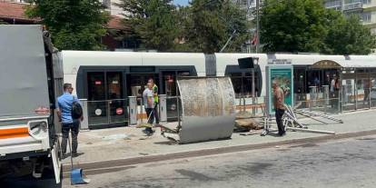 Eskişehir’de otobüs tramvay durağına daldı: 2 yaralı