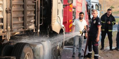 Cizre’de yanan Tırı kül olmaktan itfaiye kurtardı