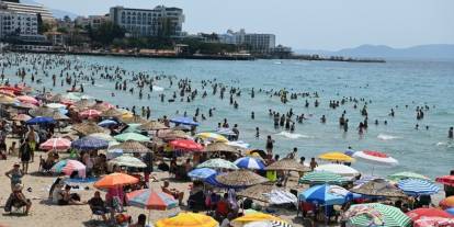 Kuşadası'nda plajlarda bayram yoğunluğu