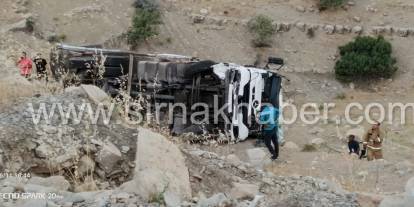 Şırnak’ta Tır Şarampole Yuvarlandı: Sürücü Ağır Yaralandı