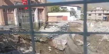 Hakkari'de adliye binasının girişinde çökme