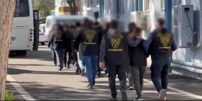 Güvenlik kameralarından tespit edilen hırsızlar, pazarcı ve simitçi kılığına giren polisler tarafından yakalandı