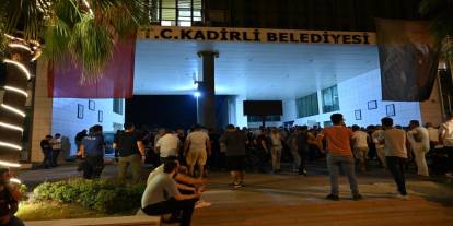 Kadirli Belediyesi’ne Taşlı Saldırı: Camlar Kırıldı, Başkan Tepki Gösterdi