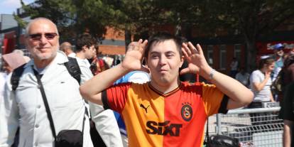 Hac'dan Dönen Aile Büyüklerini "Icardi" hareketi ile karşıladı,görenleri gülümsetti