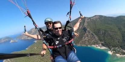 Görme engelli İngiliz turistin cesareti: 45 Dakika yamaç paraşütüyle uçtu