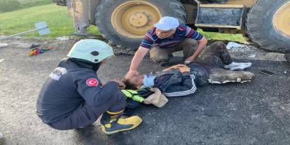 İş makinesi yemek molasındaki işçilerin arasına daldı