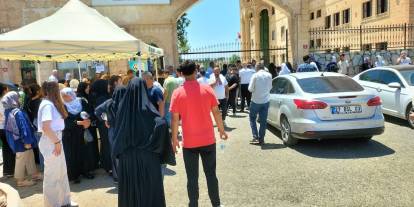 Cizre’de öğrenciler içeride sınavda ter döktü, aileler dışarıda sıcaktan ter döktü