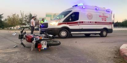 Karaman'da otomobille çarpışan motosiklet sürücüsü yaralandı