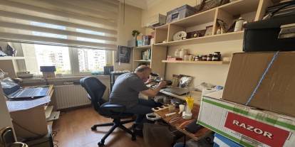 83 Yaşındaki Emekli Profesör, Evini Laboratuvara Çevirdi: 45 Yıldır Kekik Araştırıyor
