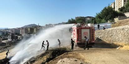 İtfaiyeciler yangın derdinde, Çocuklar serinlemenin keyfinde